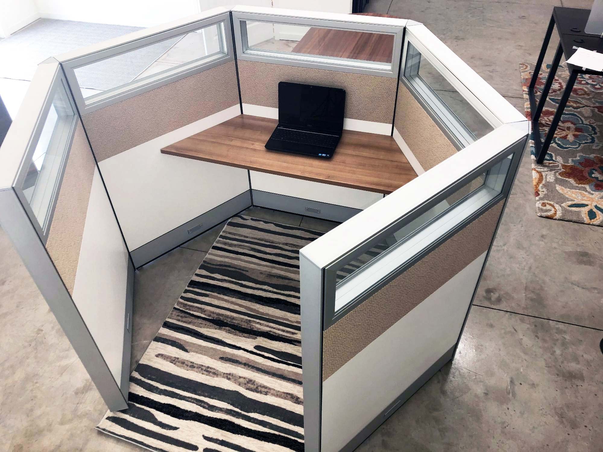 octagon_glass_cubicle_designer_with_desk